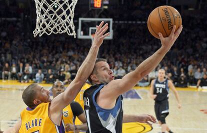 J.J. Barea trata de encestar ante la oposicin de Steve Blake