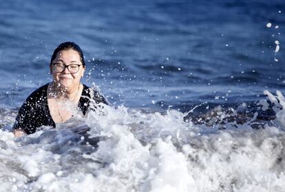 La violonchelista boliviana Estefanía Tezanos, en su primer baño en el mar en Tenerife durante la gira de la Orquesta del Encuentro.