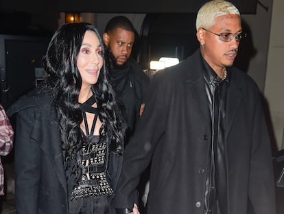 Cher y Alexander Edwards pasean de la mano el 2 de noviembre de 2022 en West Hollywood (Los Ángeles).