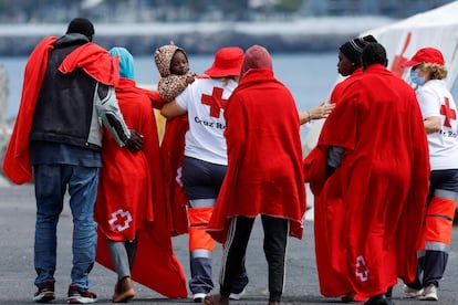 Migrantes acompañados por la Cruz Roja tras ser rescatados y desembarcar en el puerto de Arguineguín (Gran Canaria), el 6 de junio.