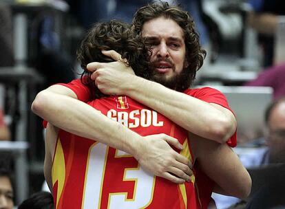 Componentes de la selección española celebran la victoria en el Mundial de Baloncesto de Japón, tras derrotar a Grecia en la final de la competición por 70- 47. En la foto, Pau Gasol ( c) , se abraza a su hermano Marc Gasol.