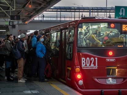Estación de Transmilenio, en Bogotá, Colombia, el 23 de Marzo de 2023.