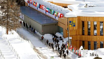 Asistentes frente al edificio del Foro Económico Mundial en la estación suiza de esquí de Davos en 2018.