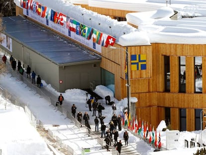 Público diante do edifício do Fórum Econômico Mundial na estação de esqui suíça de Davos, em 2018.