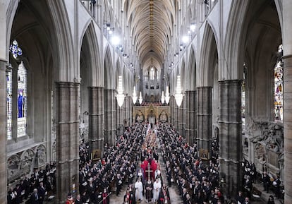 Vista general de la abadía de Westminster, a la llegada del féretro de Isabel II.