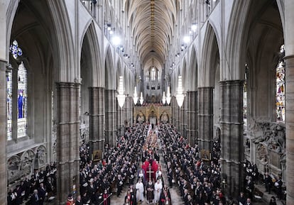 Vista general de la abadía de Westminster, a la llegada del féretro de Isabel II. 