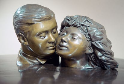 El Beso', escultura de Enrique Grau, un estudio preliminar para una composición de mayor tamaño en bronce que muestra el reconocible estilo voluptuoso del artista.