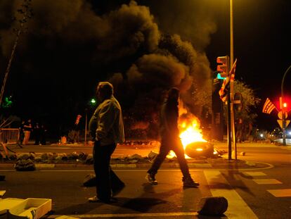 Neumáticos quemados delante de Mercabarna durante la huelga general, Barcelona.