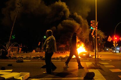 Neumáticos quemados delante de Mercabarna durante la huelga general, Barcelona.