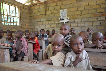 Niños baka en la escuela infantil de Bemba II. La escuela infantil de Ndjibot es una de las 21 que la ONG Zerca y Lejos tiene en diferentes pueblos pigmeos del sur de Camerún para promover la escolarización de las niñas y los niños de entre cero y seis años. 