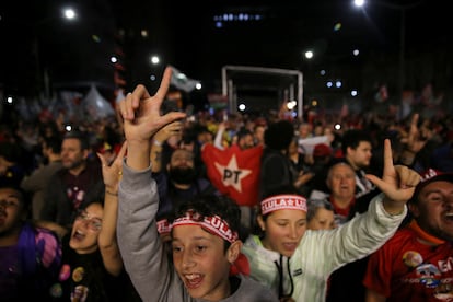 Los partidarios de Lula tienden a portar el color rojo del "Partido dos Trabalhadores", como durante este mitin en Porto Alegre, este viernes.