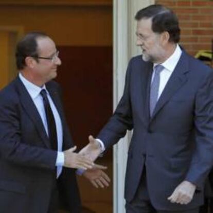 El jefe del Gobierno español, Mariano Rajoy (d), saluda junto al presidente francés, François Hollande