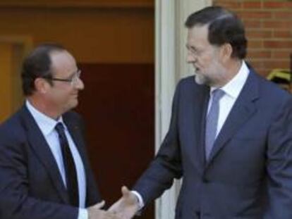 El jefe del Gobierno español, Mariano Rajoy (d), saluda junto al presidente francés, François Hollande