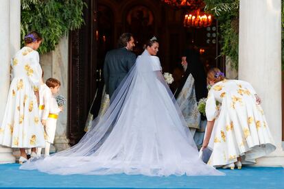 Nina Flohr llega a la Catedral de la Anunciación de Santa Marí­a con su padre Thomas Flohr, en Atenas.