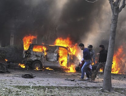 Tres hombres llevan en volandas a un herido en la gran explosión causada por un coche bomba en el centro de Damasco, Siria. Al menos 53 personas murieron hoy y más de 200 resultaron heridas. Entre los heridos figuran estudiantes y otros civiles que se encontraban en ese momento en esa zona de la capital, que está densamente poblada.