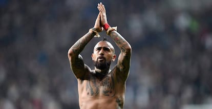 Vidal aplaude a los aficionados del Bayern.