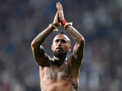 Vidal aplaude a los aficionados del Bayern.