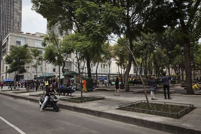 Vista actual de la Plaza de la solidaridad construida donde alguna vez estuvo el Hotel Regis, destruido por el terremoto de 1985.