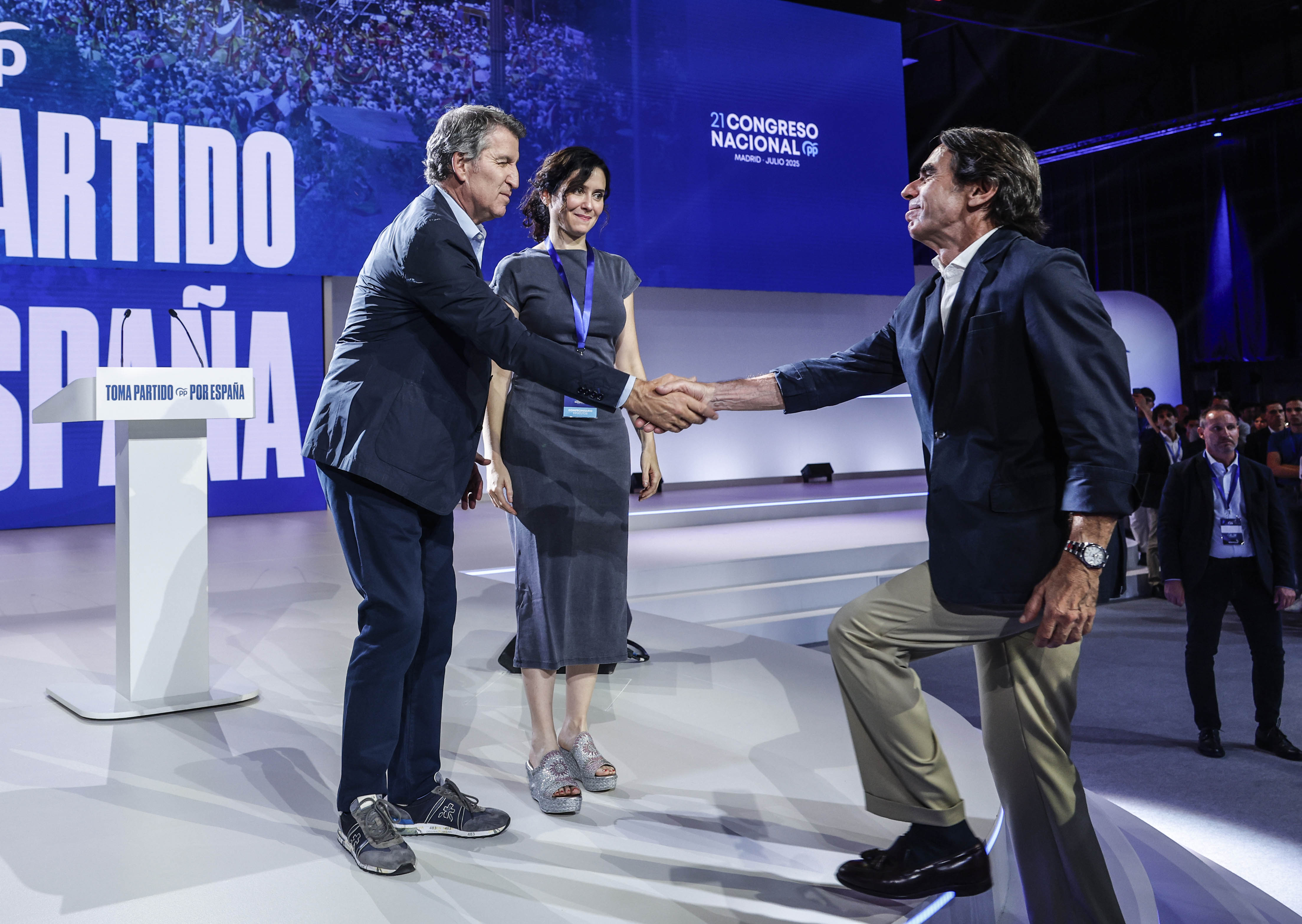 Feijóo contenta a las dos almas del PP abriendo la puerta a entenderse con Vox y Junts