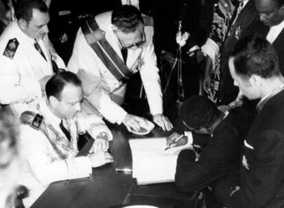 Manuel Fraga, durante la firma del acta de independencia de Guinea Ecuatorial, en 1968, ante el futuro presidente Francisco Macías.