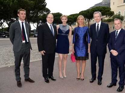 De izquierda a derecha: Pierre Casiraghi, Alberto y Charlene de M&oacute;naco, Bernard Arnault con su esposa, Helene, y el presidente ejecutivo de Louis Vuitton, Michael Burke.