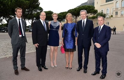 De izquierda a derecha: Pierre Casiraghi, Alberto y Charlene de M&oacute;naco, Bernard Arnault con su esposa, Helene, y el presidente ejecutivo de Louis Vuitton, Michael Burke.