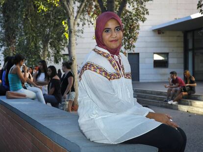 Takwa Rejeb in front of Benlliure High School in Valencia.