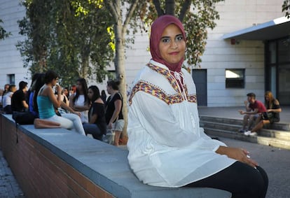 Takwa Rejeb in front of Benlliure High School in Valencia.