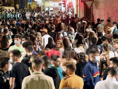 Multitud de jóvenes se agolpan en una calle de Salamanca.