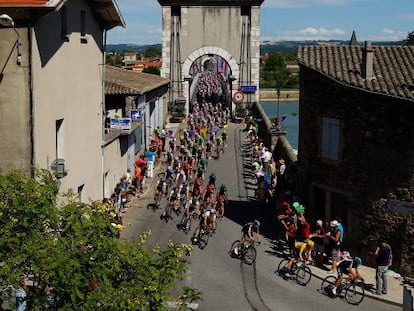 El pelot&oacute;n del Tour cruza el R&oacute;dano. 