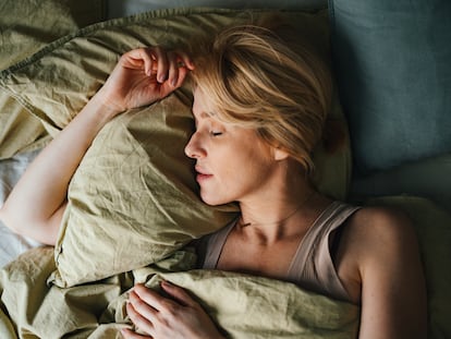 Los expertos recomiendan cambiar las fundas de la almohada cada dos días para mantener la piel equilibrada y limpia.