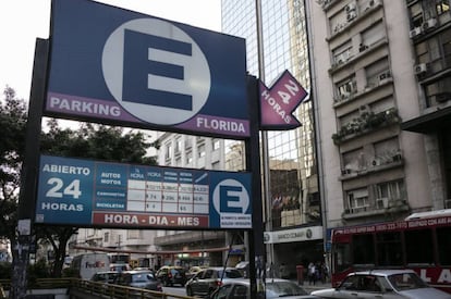 Placa de estacionamento em Buenos Aires indica 52 pesos a hora, quase 4 dólares.