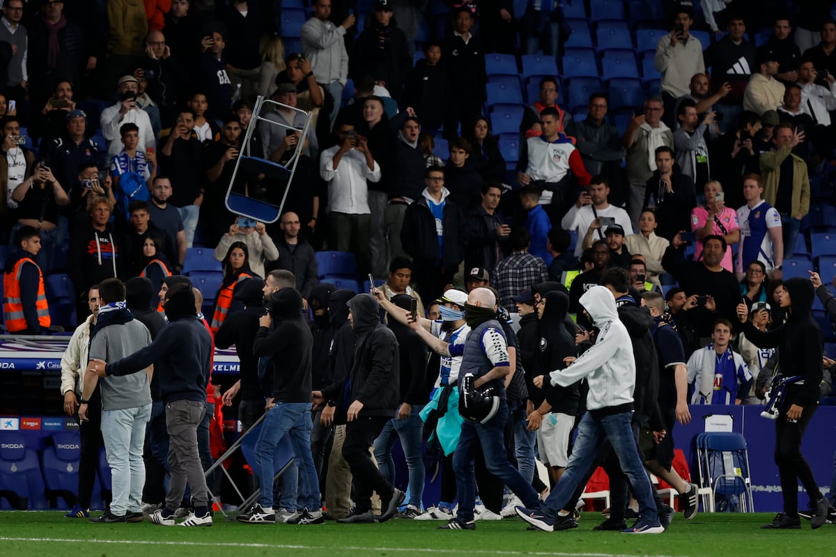 Invasión de campo en el RCDE Stadium: Cientos de aficionados del Espanyol aguan la fiesta del Barça | Deportes | EL PAÍS