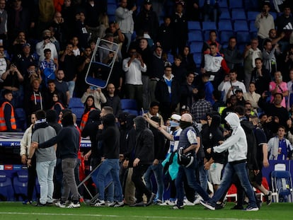 El momento de la invasión del campo del Espanyol.