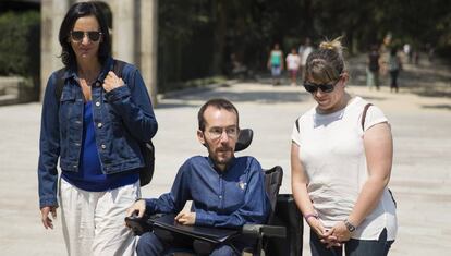 Pablo Echenique, entre Carolina Bescansa y Carmen Santos, l&iacute;der de Podemos Galicia. 
  