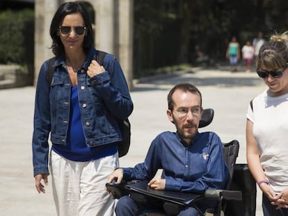 Pablo Echenique, entre Carolina Bescansa y Carmen Santos, l&iacute;der de Podemos Galicia. 
  