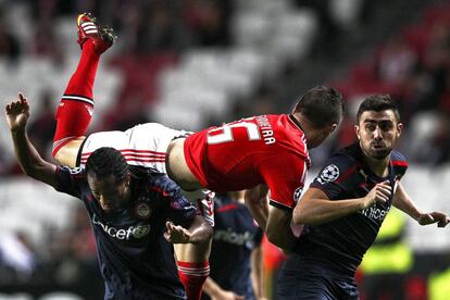 Siqueira salta por un balón entre los jugadores del Olympiacos.