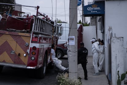 Personal forense trabaja en las afueras de la casa de Andrés N., en Atizapán.