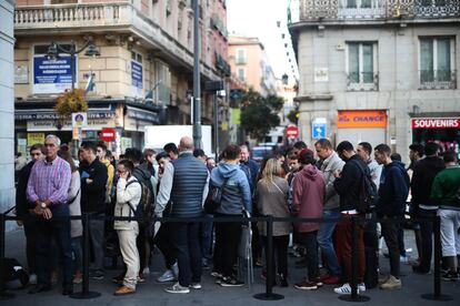 Un grupo de personas espera la apertura de la tienda de Apple Store en la madrileña Puerta del Sol.