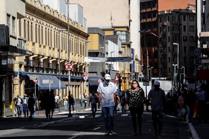 Em São Paulo, várias pessoas caminham pelas ruas em 1 de junho, primeiro dia da flexibilização da quarentena promovida pelo governador Doria.