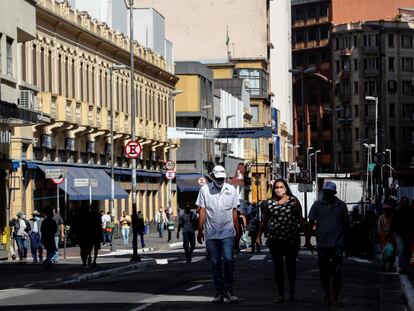 Em São Paulo, várias pessoas caminham pelas ruas em 1 de junho, primeiro dia da flexibilização da quarentena promovida pelo governador Doria.