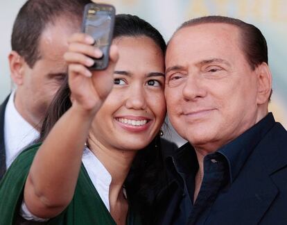 Berlusconi se fotografía junto a una seguidora, al término de un mitin de su partido, Pueblo de la Libertad, en Roma, en septiembre de 2010.