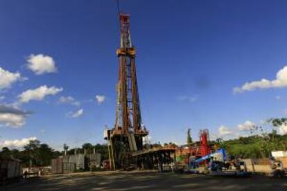 Fotografía del 30 de noviembre de 2011, en la que se observa uno de los dos pozos perforados en la Amazonía por Repsol YPF. EFE/Archivo