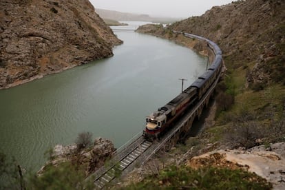 Vista general del tren mientras viaja por la provincia de Erzincan camino de Ankara (Turquía).