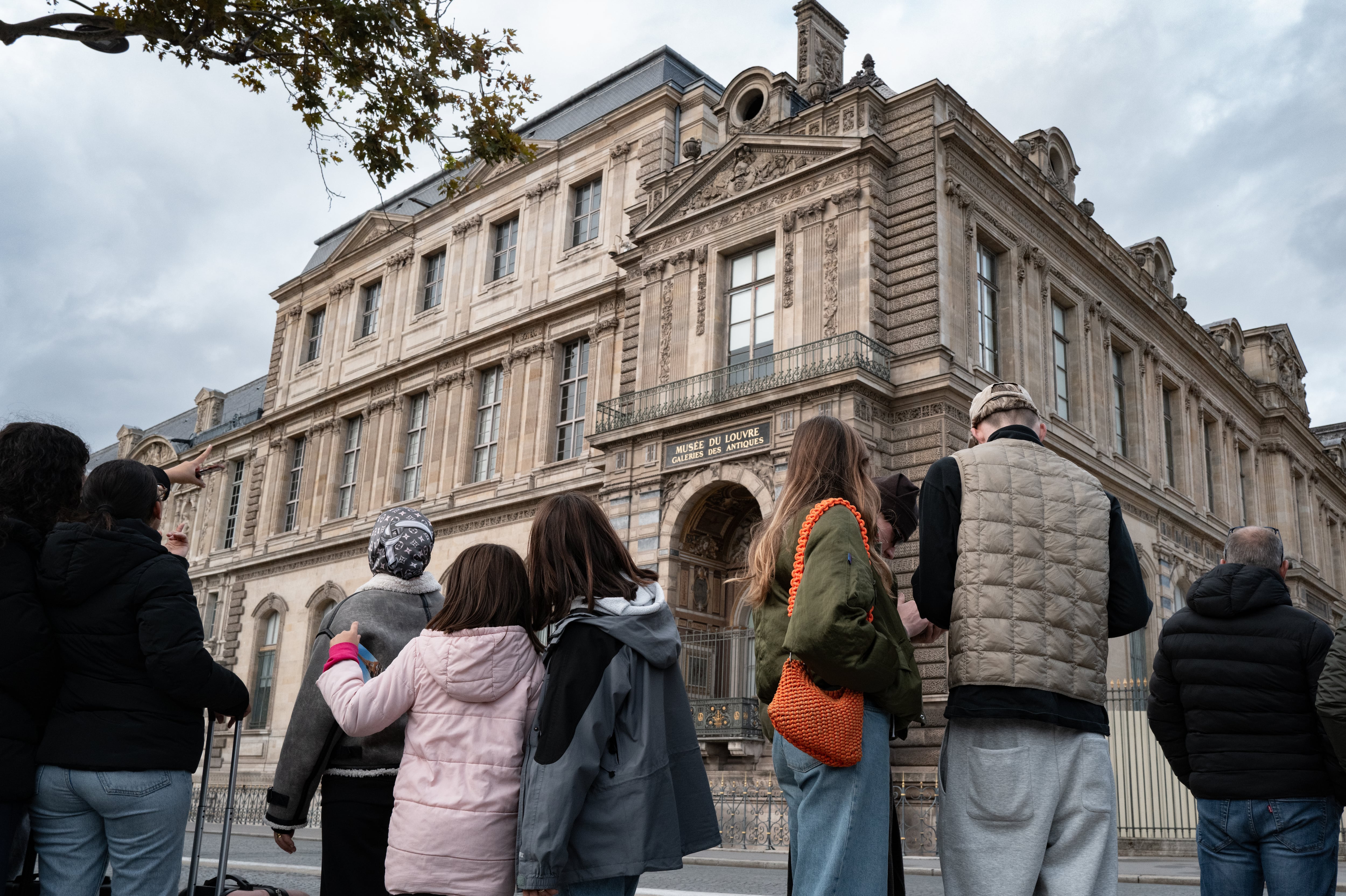 La policía francesa detiene a otras cinco personas relacionadas con el robo de joyas del Louvre