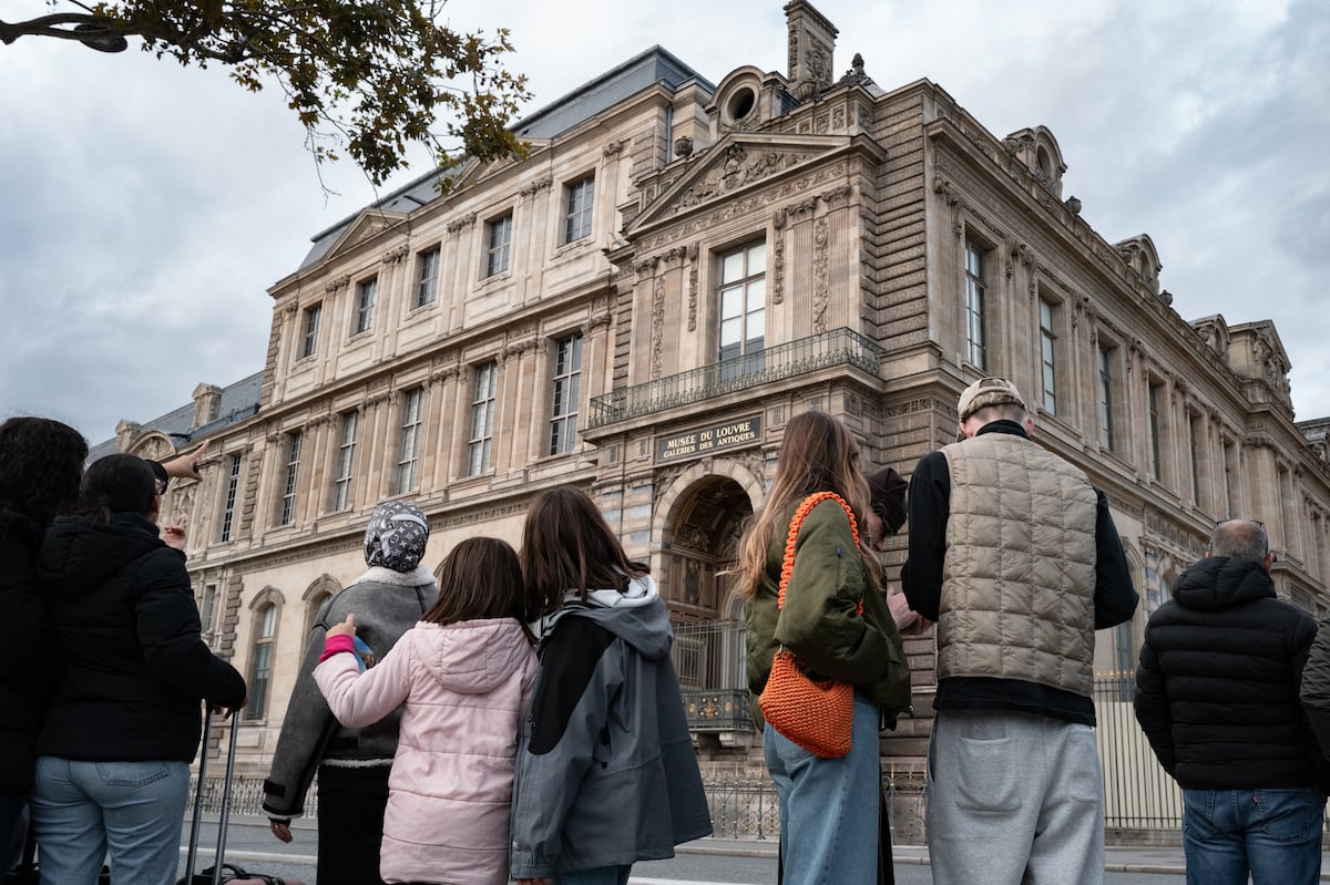La policía francesa detiene a otras cinco personas relacionadas con el robo de joyas del Louvre 