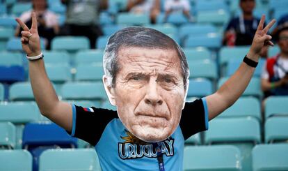 Torcedor do Uruguai com máscara do técnico Óscar Tábarez.
