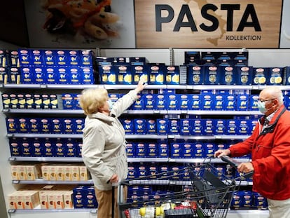 Clientes en la sección de pasta de un supermercado en Alemania.