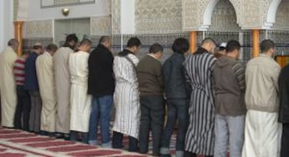 Students on the course pray at the mosque in L’Alcúdia.