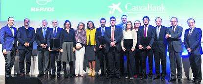 Manuel Mirat, consejero delegado de PRISA; Jose Carlos Díez, economista y miembro del jurado; Julio Gómez-Pomar, secretario de Estado de Infraestructuras, Transporte y Vivienda; Gabriel Moneo, director general de Innovación de Inditex; Fuencisla Cremades, directora general de Google en España; Begoña Elices, directora general de Comunicación de Repsol; Carmen Vela, secretaria de Estado de Investigación Desarrollo e Innovación; Juan Gómez Pintado, presidente de Via Célere; Ricardo de Querol, director de Cinco Días; Efrén Miranda, jurado; Elena García-Lechuz, dircom de Libelium; Rosa Monge, CEO de BeonChip; Alberto Doblaré, director general de BeonChip; Juan Gandarias, director territorial de CaixaBank; Manuel Polanco, vicepresidente y futuro presidente de PRISA, y Jorge Rivera, director adjunto de El País.